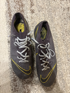 Футбольные бутсы (1 фото из 2)