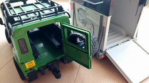 BRUDER Land Rover Defender hobuseveotreileriga (3 foto / 10)