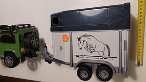 BRUDER Land Rover Defender hobuseveotreileriga (10 foto / 10)