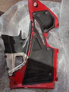Продаются оригинальные боковые пластиковые панели Ducati. (3 фото из 5)