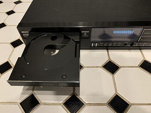 Проигрыватель компакт-дисков Philips CD304 (9 фото из 9)
