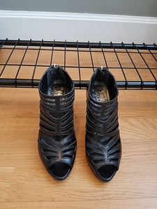 Mustad kingad Barbara Bucci, 37 (1 foto / 3)