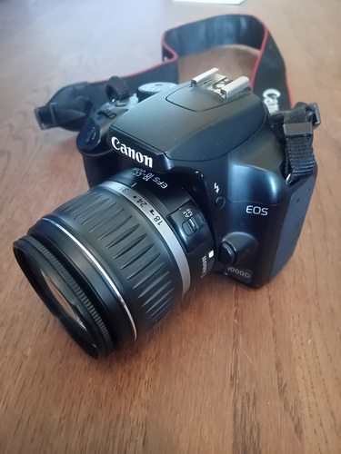Canon EOS 1000D + EF-S 18-55mm + сумка для камеры