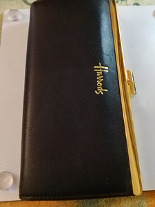 Musta Harrrods lompakko Lontoon kauppakeskus (1 valokuva sivusta 5)