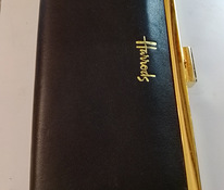 Musta Harrrods lompakko Lontoon kauppakeskus