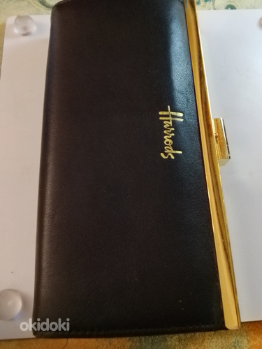 Musta Harrrods lompakko Lontoon kauppakeskus