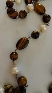 TIIKERIN SILMÄ JALOKIVI KAULAKORU 50 JALOKIVEÄ KORUSSA (1 valokuva sivusta 2)