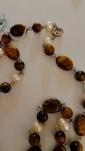 TIIKERIN SILMÄ JALOKIVI KAULAKORU 50 JALOKIVEÄ KORUSSA (2 valokuva sivusta 2)