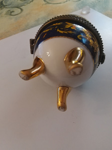 Tumman sininen rasia kullan väriset koristeet (3 valokuva sivusta 5)