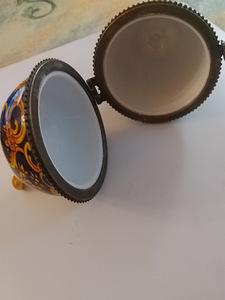 Tumman sininen rasia kullan väriset koristeet (5 valokuva sivusta 5)