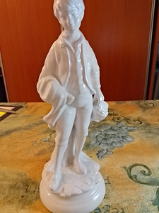 Antiikki poika posliini patsas korin kanssa (1 valokuva sivusta 5)