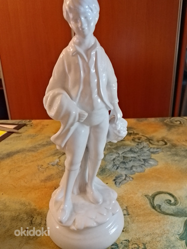 Antiikki poika posliini patsas korin kanssa