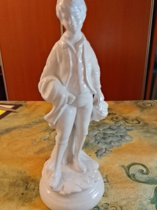 Antiikki poika posliini patsas korin kanssa (2 valokuva sivusta 5)