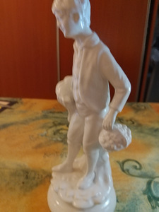 Antiikki poika posliini patsas korin kanssa (3 valokuva sivusta 5)