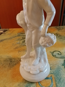 Antiikki poika posliini patsas korin kanssa (4 valokuva sivusta 5)