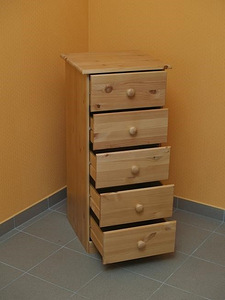 Priedes koka kumode ar 5 atvilktnēm (FR0164)
