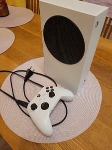 Xbox series s (1 фото из 1)