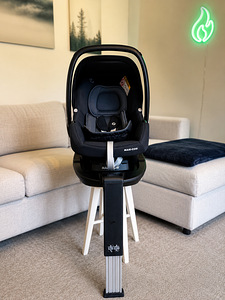 Maxi-Cosi Tinca + FamilyFix2 ISOFIX комплект + обувь (1 фото из 8)