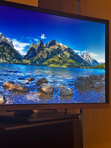 28'' Samsung 4K UHD (2 фото из 3)