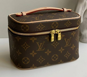Элегантная косметичка Louis Vuitton Nice BB с монограммой для макияжа (1 фото из 2)