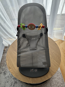Babybjörn lamamistool BLISS Mesh hall koos mänguasjaga (3 foto / 3)