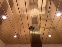 Подвесной потолок с лампочками