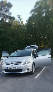 Toyota Auris 1.6 97kw бензин 2011 (4 фото из 14)