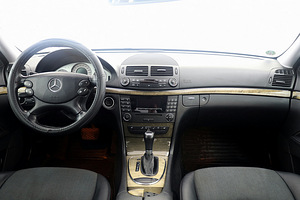 Mercedes-Benz E 220 Avantgarde Facelift ATM 2.1 CDI 125kW (5 foto / 7)