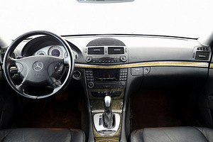 Mercedes-Benz E 320 Avantgarde ATM 3.2 165kW (5 foto / 8)