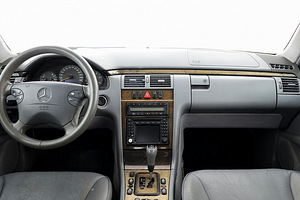 Mercedes-Benz E 320 Avantgarde ATM 3.2 CDI 145kW (5 foto / 8)