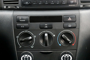 Toyota Corolla Linea Sol Facelift 1.4 71kW (8 foto / 9)