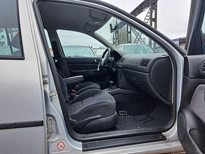 Volkswagen Golf Comfortline ATM 1.6 74kW (6 foto / 7)