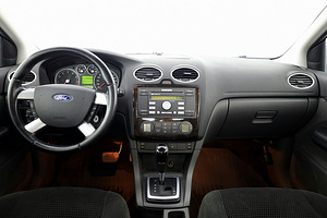 Ford Focus Ghia ATM 2.0 107kW (5 foto / 8)