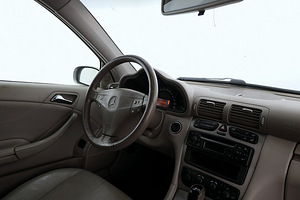 Mercedes-Benz C 180 Luxury ATM 1.8 105kW (5 foto / 7)
