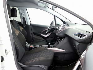 Peugeot 2008 Elegance ATM 1.2 60kW (6 foto / 9)