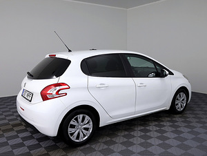 Peugeot 208 Elegance 1.2 60kW (3 foto / 7)
