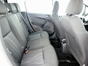 Peugeot 208 Elegance 1.2 60kW (7 foto / 8)