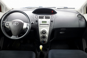 Toyota Yaris Linea Sol A-C 1.3 64kW (5 фото из 8)