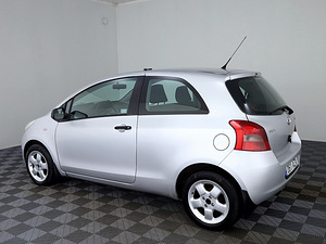 Toyota Yaris Linea Sol A-C 1.3 64kW (4 фото из 8)