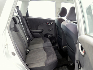 Honda Jazz Elegance 1.3 73kW (7 фото из 8)