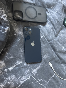 Telefon 13, 126 GB (2 foto / 9)