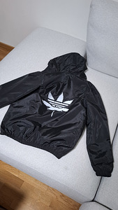 Must kapuutsiga tuulejope / Adidas stiil / kerge (5 foto / 5)