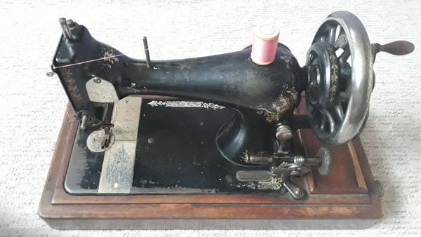 Töötav 1906. a. Singer õmblusmasin eriõmblusosadega (foto #3)
