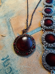 RUBIININ PUNAISET KORUT KRISTALLILASI HELMILLÄ (1 valokuva sivusta 2)