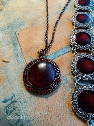 RUBIININ PUNAISET KORUT KRISTALLILASI HELMILLÄ