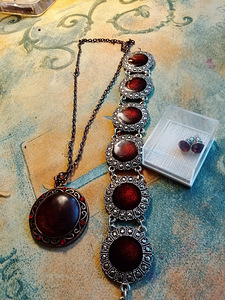 RUBIININ PUNAISET KORUT KRISTALLILASI HELMILLÄ (2 valokuva sivusta 2)