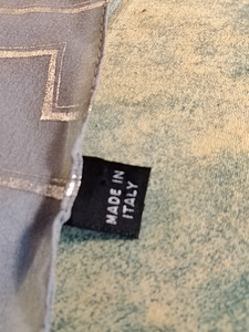 HOPEAN VÄRINEN KAULALIINA VERSACE KUVIOILLA (3 valokuva sivusta 5)