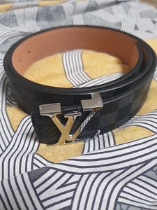 Must Louis Vuitton vöö (1 foto / 4)