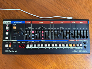 Roland JU-06A (2 фото из 5)