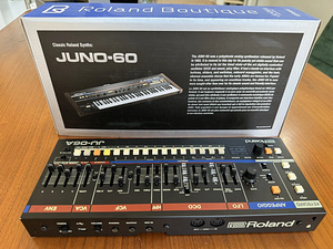 Roland JU-06A (5 фото из 5)